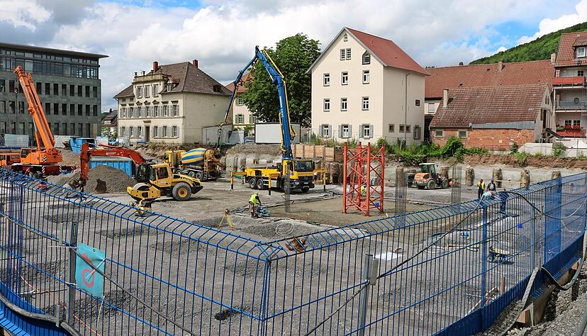 In der Baugrube des ehemaligen Peka-Areals wurde belastetes Abbruchmaterial gefunden, das nun für viel Geld entsorgt werden muss.
Foto: Armin Rößler