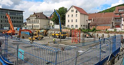 In der Baugrube des ehemaligen Peka-Areals wurde belastetes Abbruchmaterial gefunden, das nun für viel Geld entsorgt werden muss.
Foto: Armin Rößler