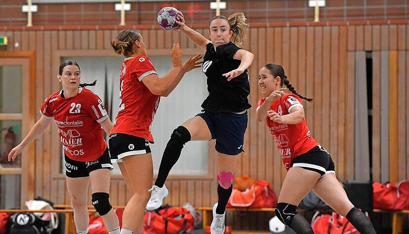 Sinah Hagen (beim Wurf) übernahm im Test gegen den TSV Wolfschlugen zu Beginn die Rolle der Spielmacherin. Die 27-Jährige zeigte dabei gute Ansätze. Sinah Hagen (beim Wurf) übernahm im Test gegen den TSV Wolfschlugen zu Beginn die Rolle der Spielmacherin. Die 27-Jährige zeigte dabei gute Ansätze.