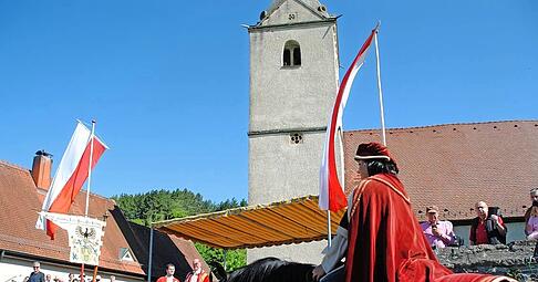 Pater Marius Schymos und Joachim Vieth mit dem geweihten Wasser &minus; nacheinander ziehen die Reiter an ihnen vorbei und lassen sich segnen.
Foto: Waltraud Langer