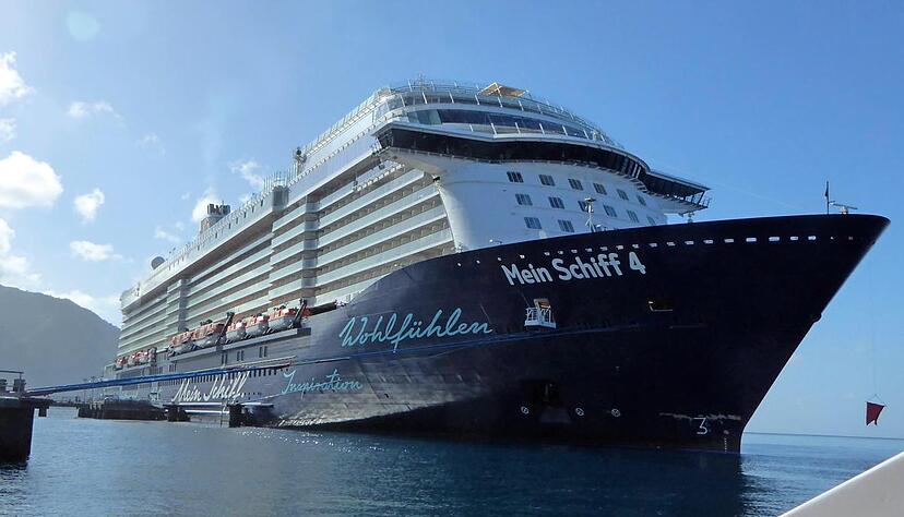 Erster Hafen nach der Atlantiküberquerung: Die Mein Schiff 4 hat an der Mole von Roseau, Hauptstadt der Karibikinsel Dominica, angelegt. Foto: Ulrike Kübelwirth