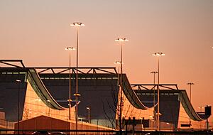 In der Abendsonne leuchten die Hallen der Neuen Messe Stuttgart in Leinfelden-Echterdingen.
Foto: dpa In der Abendsonne leuchten die Hallen der Neuen Messe Stuttgart in Leinfelden-Echterdingen.
Foto: dpa
