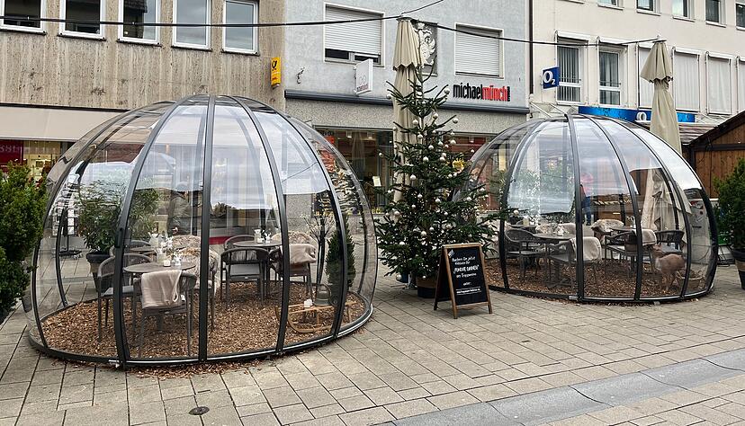 Die beiden Iglus stehen direkt vor dem Schümli auf der Fußgängerzone. Viele Passanten bleiben interessiert stehen und schießen Fotos.