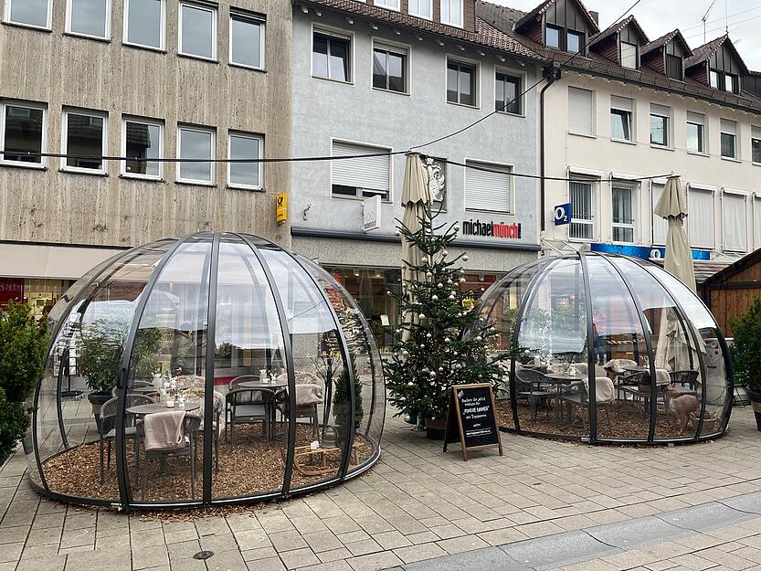 Die beiden Iglus stehen direkt vor dem Schümli auf der Fußgängerzone. Viele Passanten bleiben interessiert stehen und schießen Fotos.