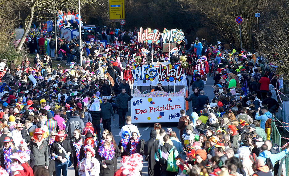 Zirka 20. 000 Karnevalisten jubelten den &uuml;ber 100 Gruppen beim Faschingsumzug in Bad Wimpfen zu.