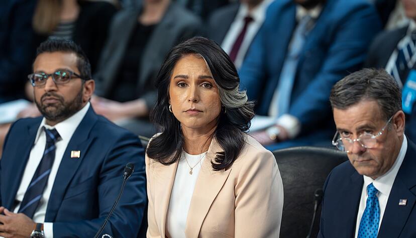 Geheimdienstkoordinatorin Tulsi Gabbard (M) und CIA-Direktor John Ratcliffe (rechts) mussten sich kritischen Fragen im US-Senat stellen. Geheimdienstkoordinatorin Tulsi Gabbard (M) und CIA-Direktor John Ratcliffe (rechts) mussten sich kritischen Fragen im US-Senat stellen.