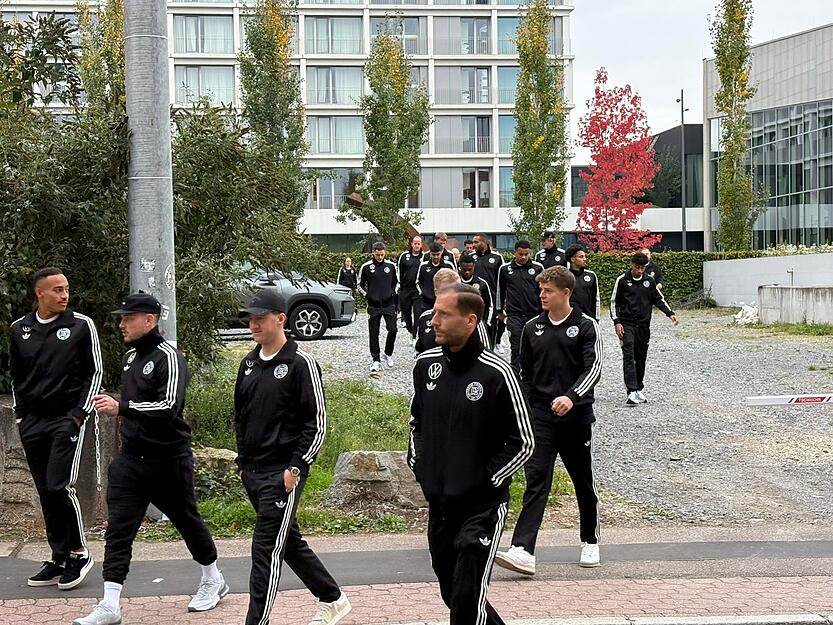 Die Abfahrt des DFB-Teams zum Sinsheim-Spiel steht bevor. Kurz bevor die Fußball-Stars das Heilbronner Parkhotel verlassen, spazieren sie durch Heilbronn.
