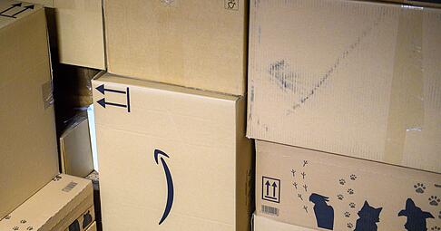 Pakete liegen im Paketzentrum zum Weitertransport bereit.