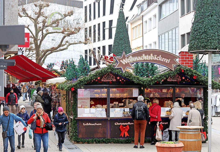Der Heilbronner Weihnachtsmarkt endet am 22. Dezember 2024. An insgesamt 65 Hütten gibt es Kulinarisches, Handwerkskunst und Geschenkideen für das Weihnachtsfest. Der Heilbronner Weihnachtsmarkt endet am 22. Dezember 2024. An insgesamt 65 Hütten gibt es Kulinarisches, Handwerkskunst und Geschenkideen für das Weihnachtsfest.