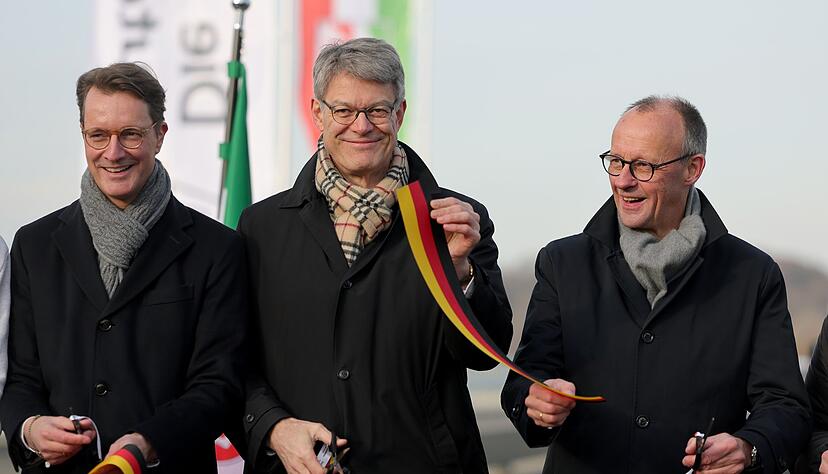 Symbolische Freigabe: NRW-Ministerpr&auml;sident Hendrik W&uuml;st, Bundesverkehrsminister Patrick Schnieder und Bundeskanzler Friedrich Merz auf der Rahmedetalbr&uuml;cke.