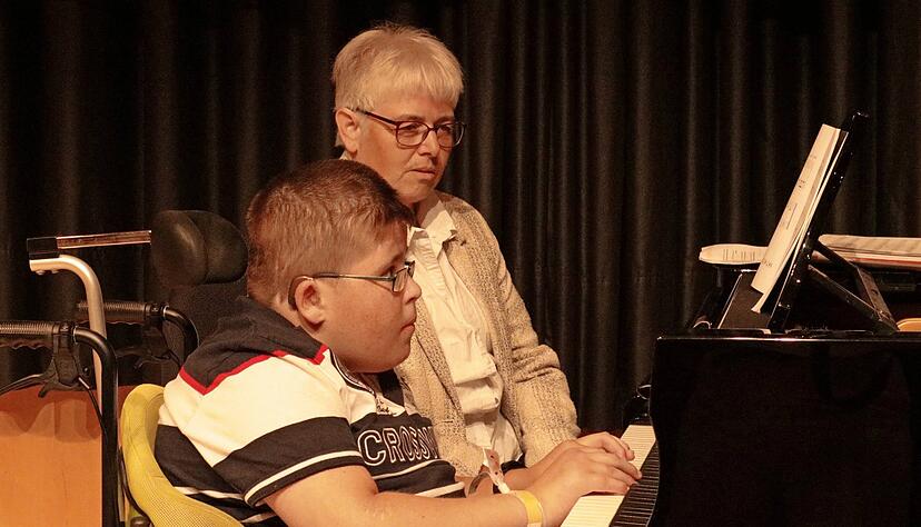 Daniel mit seiner Klavierlehrerin bei seinem gro&szlig;en Auftritt am Musikfest von Menschen mit Behinderung.
Fotos: Barbara Griesinger