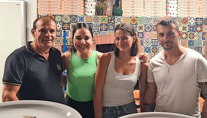 Salvatore Gangi von der &bdquo;Waldsch&auml;nke&ldquo; mit Team in seinem Restaurant in Obereisesheim.
Fotos: Adrian Kilb