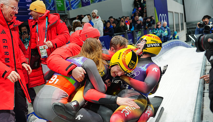 Bei den Olympischen Winterspielen feiern die deutschen Rodler im Mixed Team einen erneuten Erfolg. Bei den Olympischen Winterspielen feiern die deutschen Rodler im Mixed Team einen erneuten Erfolg.
