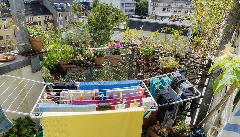 Solange die W&auml;sche beim Trocknen keine Beeintr&auml;chtigung f&uuml;r andere darstellt, kann das Mietern und Wohnungseigent&uuml;mern nicht untersagt werden.