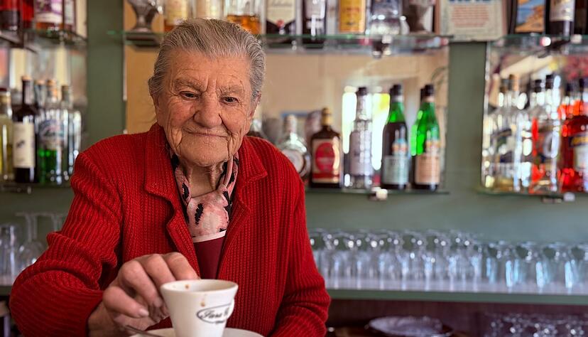 Italiens &auml;lteste Barista Anna Possi verkauft auch mit 100 noch Kaffee.
