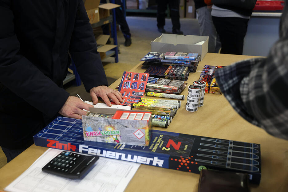 Beim Werksverkauf packt die ganze Familie an. Beim Werksverkauf packt die ganze Familie an.