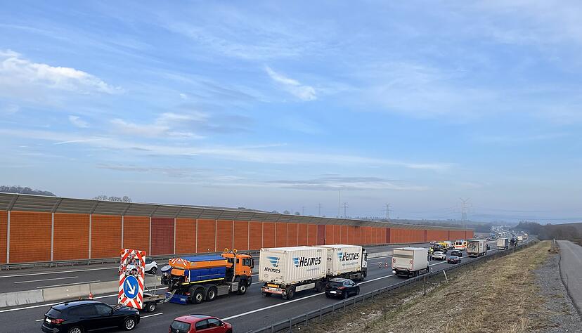 Ein Unfall mit mehreren Fahrzeugen sorgte auf der A6 bei Heilbronn-Biberach für einen längeren Stau. Ein Unfall mit mehreren Fahrzeugen sorgte auf der A6 bei Heilbronn-Biberach für einen längeren Stau.