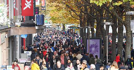 Blick auf die volle Königstraße in der Stuttgarter Innenstadt.