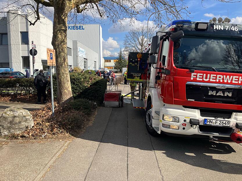 Ob das Feuer auch den Innenbereich der Firma betrifft, ist noch unklar. Ob das Feuer auch den Innenbereich der Firma betrifft, ist noch unklar.