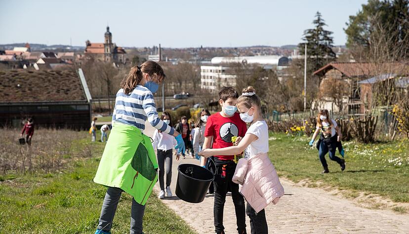 Auch das ist derzeit möglich: Schüler des Neckarsulmer Albert-Schweitzer-Gymnasiums sammeln im Unterricht Müll ein − mit Maske, versteht sich.
Foto: Andreas Veigel Auch das ist derzeit möglich: Schüler des Neckarsulmer Albert-Schweitzer-Gymnasiums sammeln im Unterricht Müll ein − mit Maske, versteht sich.
Foto: Andreas Veigel