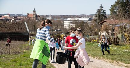 Auch das ist derzeit möglich: Schüler des Neckarsulmer Albert-Schweitzer-Gymnasiums sammeln im Unterricht Müll ein − mit Maske, versteht sich.
Foto: Andreas Veigel Auch das ist derzeit möglich: Schüler des Neckarsulmer Albert-Schweitzer-Gymnasiums sammeln im Unterricht Müll ein − mit Maske, versteht sich.
Foto: Andreas Veigel