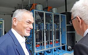 Zeag-Chef Franc Sch&uuml;tz pr&auml;sentiert dem Ministerpr&auml;sidenten den ersten Elektrolyseur am Standort. Seit zwei Wochen produziert er Wasserstoff.
Fotos: Christian Gleichauf