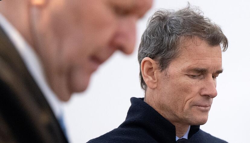 Der Vorwurf des Hausfriedensbruchs, den die Staatsanwaltschaft ihm macht, trifft nicht zu, sagt der fr&uuml;here Fu&szlig;ball-Nationaltorwart Jens Lehmann (r) vor Gericht.