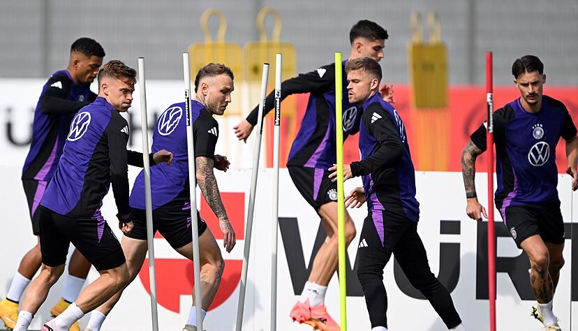 Das Team um Benjamin Henrichs (l-r), Joshua Kimmich, David Raum, Kai Havertz, Maximilian Mittelst&auml;dt und Robin Koch hat laut Bundesliga-Profis gute Titelchancen.