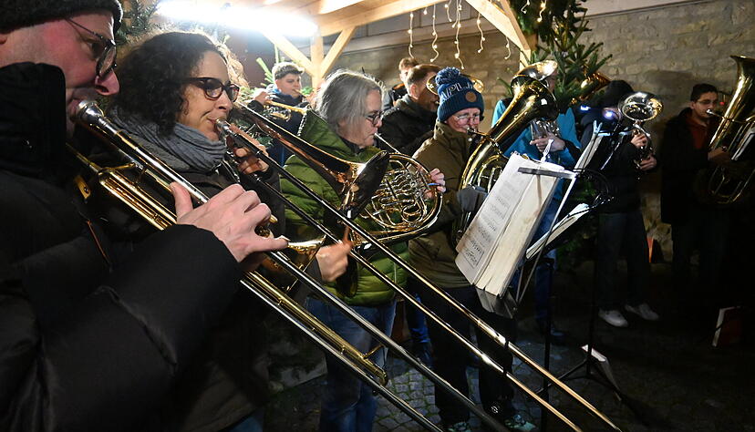 Der Posaunenchor lockt zahlreiche Zuschauer vor die kleine Bühne Der Posaunenchor lockt zahlreiche Zuschauer vor die kleine Bühne
