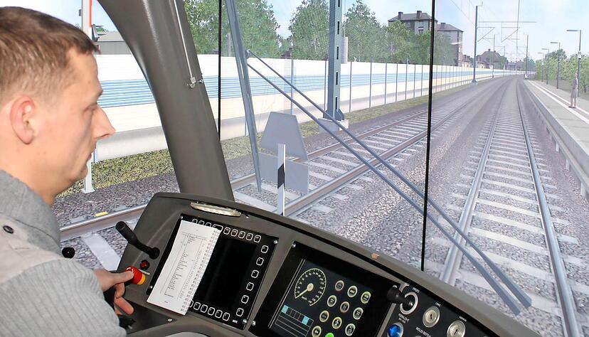 Roman Liebscher trainiert im Simulator der Albtal-Verkehrs-Gesellschaft in Karlsruhe eine Stadtbahnfahrt. Die Ausbilder überwachen jeden Schritt und können bei Bedarf korrigieren.
Foto: Reto Bosch