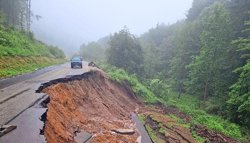 Auf halbem Weg zwischen Gnadental und Forsthaus zerstörten die Regenmassen diesen Straßenabschnitt.
