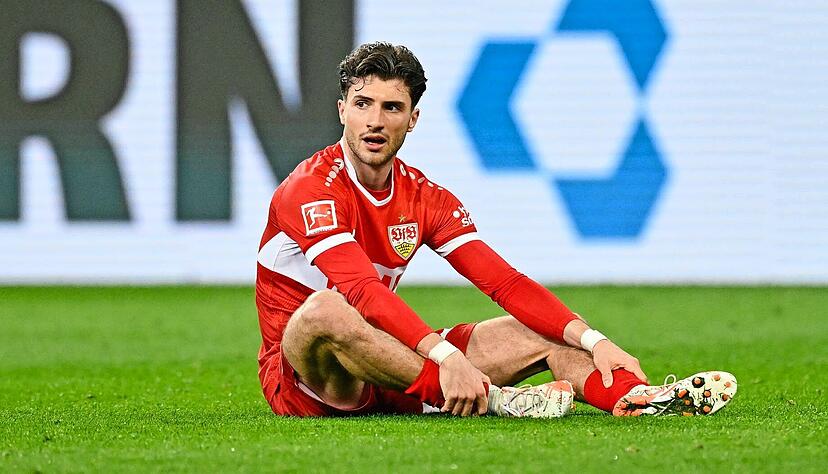 Der Stuttgarter Verteidiger Leonidas Stergiou sitzt enttäuscht auf dem Spielfeld. „Wir müssen das gewinnen“, sagt VfB-Trainer Sebastian Hoeneß nach dem 1:1.