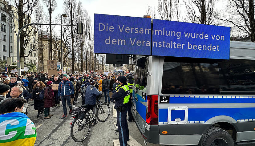 Der Organisator einer Demo gegen rechts mit mindestens 80 000 Menschen in München hat die Veranstaltung wegen Überfüllung abgebrochen. Die Sicherheit der Teilnehmer sei nicht mehr zu gewährleisten. Der Organisator einer Demo gegen rechts mit mindestens 80 000 Menschen in München hat die Veranstaltung wegen Überfüllung abgebrochen. Die Sicherheit der Teilnehmer sei nicht mehr zu gewährleisten.