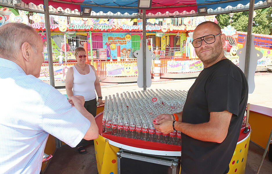 Die ersten Buden und Essensstände entstehen beim Aufbau des Volksfests in Heilbronn.
