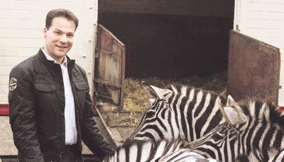 Von Artisten bis Zebras: Sascha Melnjak führt den Zirkus Charles Knie. In der Manege steht der Direktor allerdings nie. Sein Alltag ist der Bürowagen.Foto: privat Von Artisten bis Zebras: Sascha Melnjak führt den Zirkus Charles Knie. In der Manege steht der Direktor allerdings nie. Sein Alltag ist der Bürowagen.Foto: privat