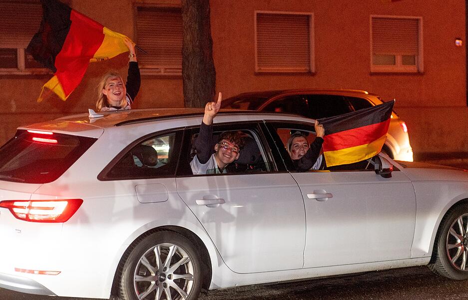 Fans feiern bei Autokorso in Heilbronn nach EM-Sieg der DFB-Elf