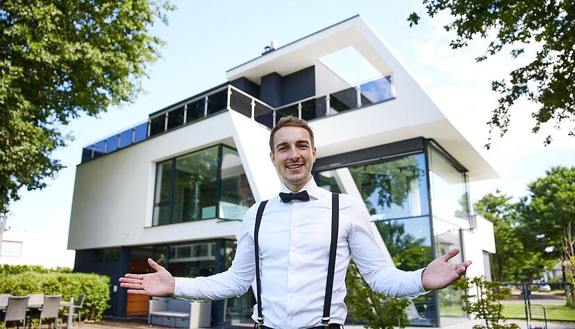 Er sieht sich selbst als «Immobilien-Entertainer», aber bestimmt nicht als Makler: Leon Sandhowe, auf Social Media eher bekannt als «Mr. Unreal Estate».