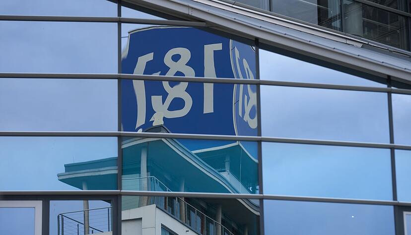 Das Logo vom 1&1 an der Firmenzentrale in Montabaur im Westerwald.