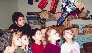 Wichteln der etwas anderen Art. Im Ittlinger Kindergarten schenkt man sich Dinge aus dem eigenen Fundus &ndash; eine spannende Idee.Foto: Susanne Walter