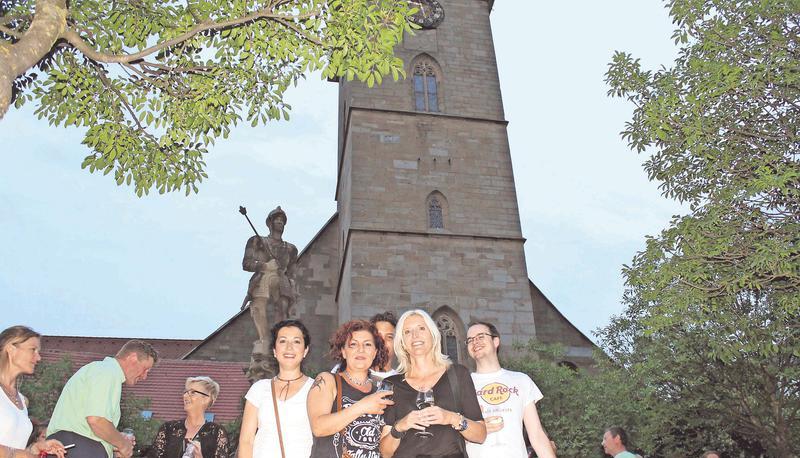 Am Brunnen feiern Jale Aydinoglu, Nuray Kanat, Tina Kyre, Michelle Waldmann und Moritz Wiese ein Wiedersehen und den Einzug ins Halbfinale.