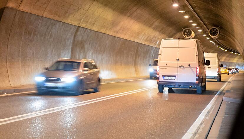 Rund 20.000 Fahrzeuge rollen in 24 Stunden durch den Schemelsbergtunnel. Die Röhre ist Teil der viel befahrenen B39. Foto: Veigel