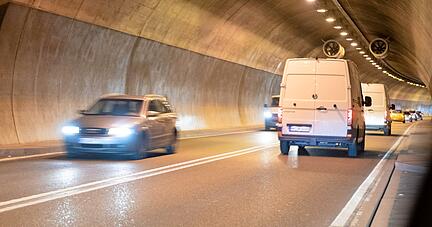 Rund 20.000 Fahrzeuge rollen in 24 Stunden durch den Schemelsbergtunnel. Die Röhre ist Teil der viel befahrenen B39. Foto: Veigel