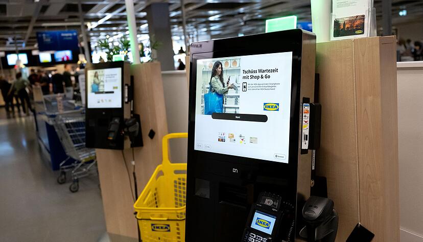 Im Ikea-Einrichtungshaus in Düsseldorf gibt es seit Mai 2024 testweise nur noch SB-Kassen. Das Konzept soll möglicherweise bundesweit auf andere Filialen übertragen werden.