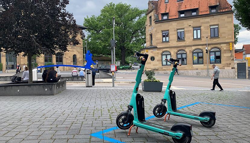 E-Scooter (hier in Weinsberg) sind in Fußgängerzonen nur erlaubt, wenn langsam und mit Rücksicht gefahren wird. E-Scooter (hier in Weinsberg) sind in Fußgängerzonen nur erlaubt, wenn langsam und mit Rücksicht gefahren wird.