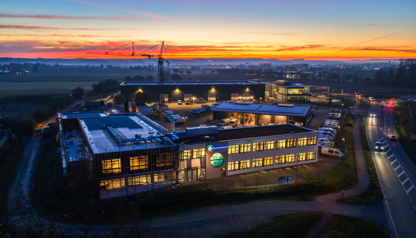 Der Baukran, der in den vergangenen Monaten &uuml;ber dem Gel&auml;nde in Hohebuch thronte, symbolisierte nach au&szlig;en gut sichtbar das fortw&auml;hrende Wachstum der Kratschmayer Gruppe.