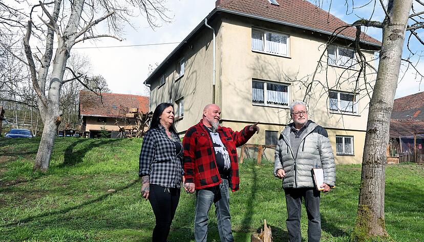 Grisu und Andreas Neubeck k&uuml;mmern sich um die Bewohner der M&uuml;hle, Siegfried Lauk (rechts) m&ouml;chte die Tr&auml;gerschaft aus Altersgr&uuml;nden bald abgeben.