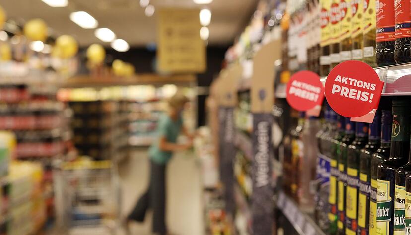 Beschäftigte im Einzelhandel können sich über 10 Prozent mehr Gehalt im Vergleich zu den derzeit noch geltenden Tariftabellen freuen. Beschäftigte im Einzelhandel können sich über 10 Prozent mehr Gehalt im Vergleich zu den derzeit noch geltenden Tariftabellen freuen.