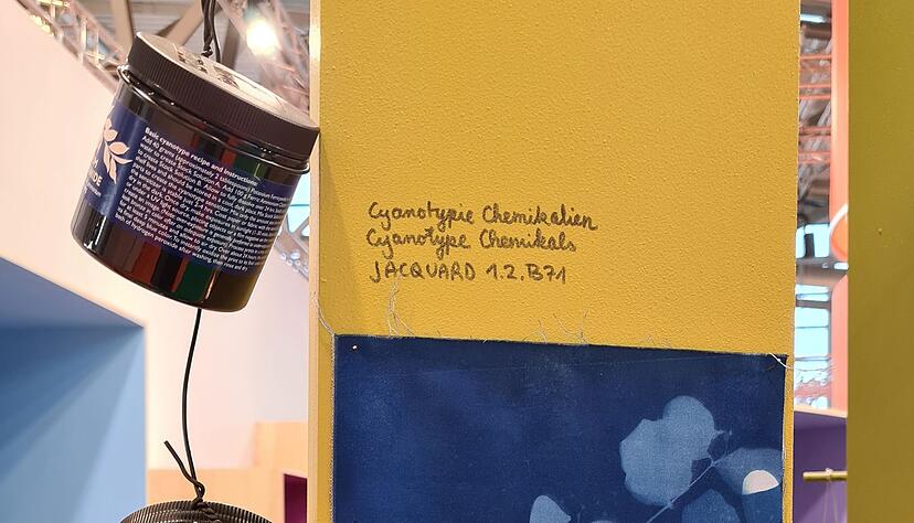 Blaudruck: Blüten, Blätter und Zweige mit Hilfe des Sonnenlichtes auf lichtempfindliches Papier oder vorher behandelte Stoffe fixiert. Blaudruck: Blüten, Blätter und Zweige mit Hilfe des Sonnenlichtes auf lichtempfindliches Papier oder vorher behandelte Stoffe fixiert.