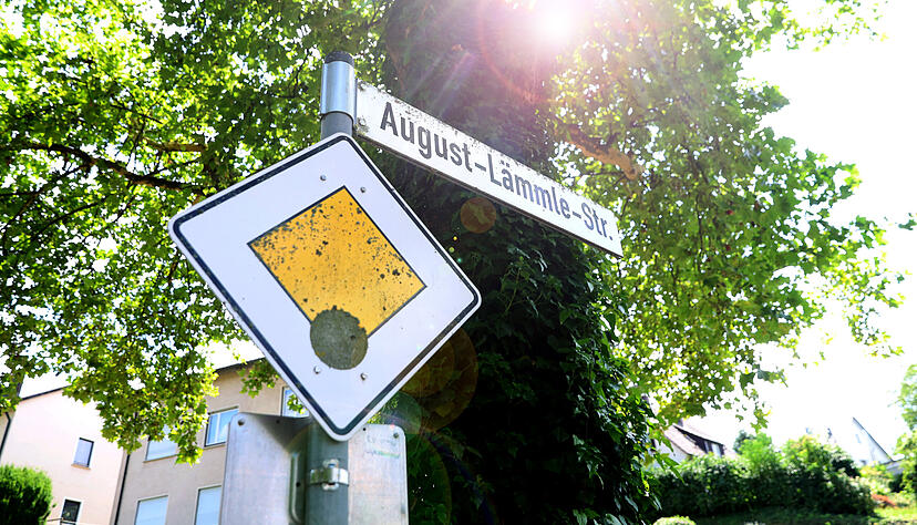 Eine von sieben Heilbronner Straßen, die umbenannt werden sollen trägt den Namen des Heimatdichters August Lämmle. Hitler galt ihm als Gottesgeschenk und als der „mutigste Mann in der Geschichte der Deutschen“. Eine von sieben Heilbronner Straßen, die umbenannt werden sollen trägt den Namen des Heimatdichters August Lämmle. Hitler galt ihm als Gottesgeschenk und als der „mutigste Mann in der Geschichte der Deutschen“.
