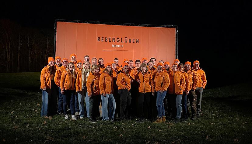 Bei den gemeinsamen Mittagessen und dem letzten Gruppenfoto treffen sich alle Beteiligten der acht Weing&uuml;ter.